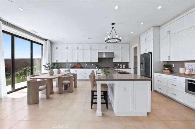 154 Roscomare, Irvine, CA 92602