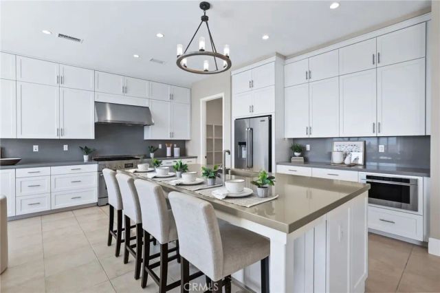 154 Roscomare, Irvine, CA 92602