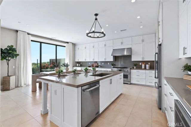 154 Roscomare, Irvine, CA 92602