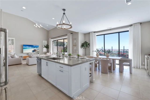 154 Roscomare, Irvine, CA 92602