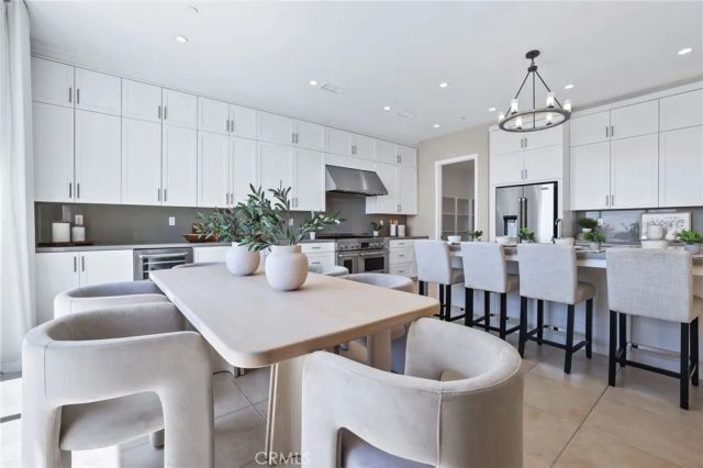 154 Roscomare, Irvine, CA 92602