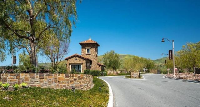 154 Roscomare, Irvine, CA 92602