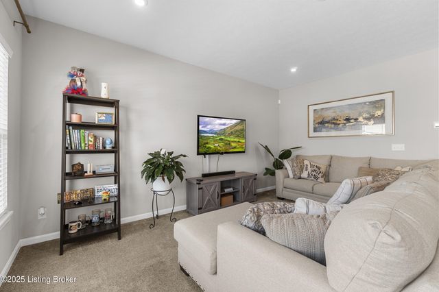 242 Magnolia Dr, Shepherdsville, KY 40165