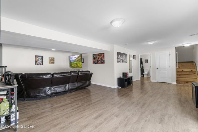 242 Magnolia Dr, Shepherdsville, KY 40165