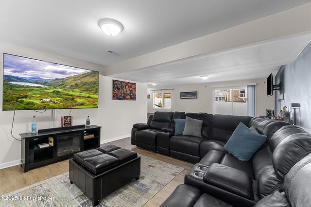 242 Magnolia Dr, Shepherdsville, KY 40165