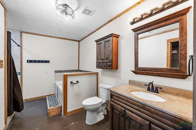 1767 Willow Oak Rd, Gladewater, TX 75647