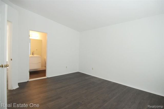 31119 Country Bluff, Farmington Hills, MI 48331