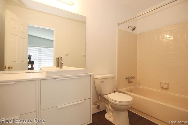 31119 Country Bluff, Farmington Hills, MI 48331