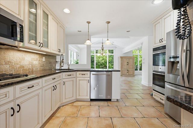 15 Seneca Place, Jericho, NY 11753