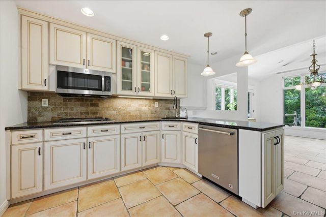 15 Seneca Place, Jericho, NY 11753