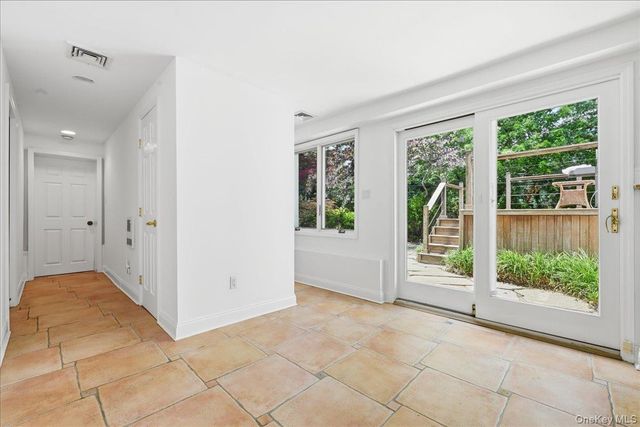 15 Seneca Place, Jericho, NY 11753