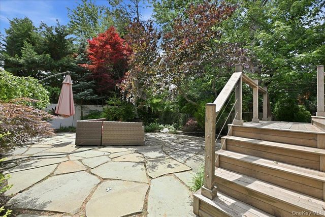 15 Seneca Place, Jericho, NY 11753