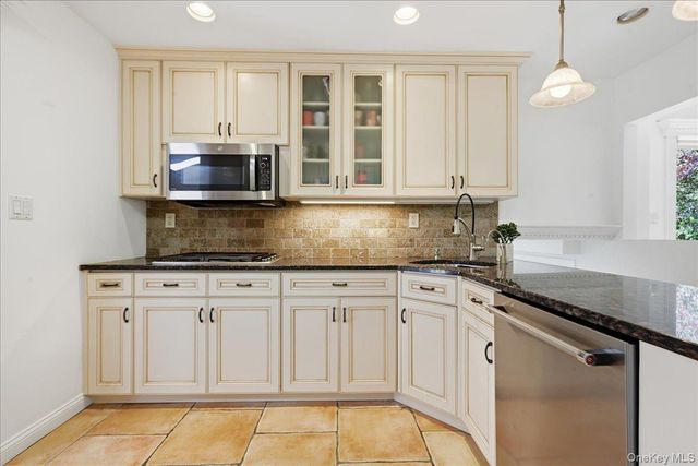 15 Seneca Place, Jericho, NY 11753