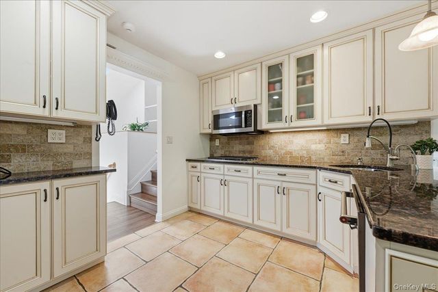 15 Seneca Place, Jericho, NY 11753