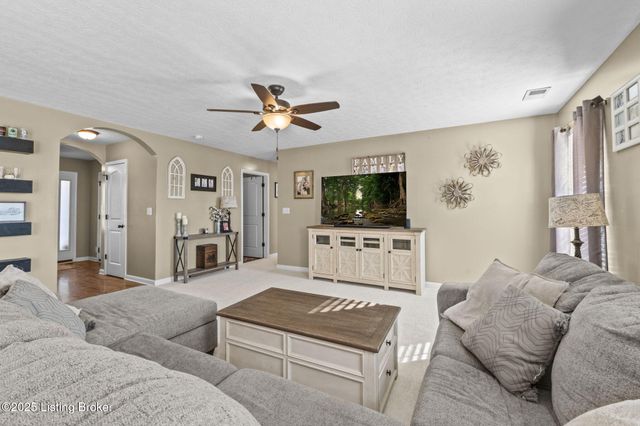 189 Magnolia Dr, Shepherdsville, KY 40165