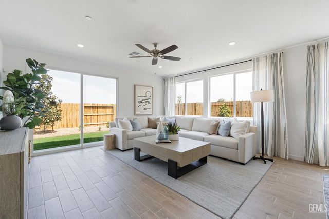 7306 Peach Grove Lane, Bakersfield, CA 93313