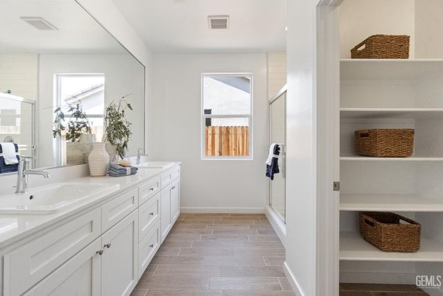 7306 Peach Grove Lane, Bakersfield, CA 93313