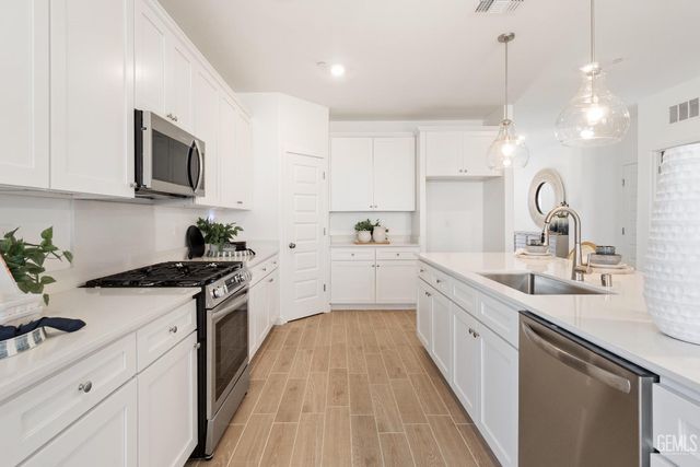 7306 Peach Grove Lane, Bakersfield, CA 93313