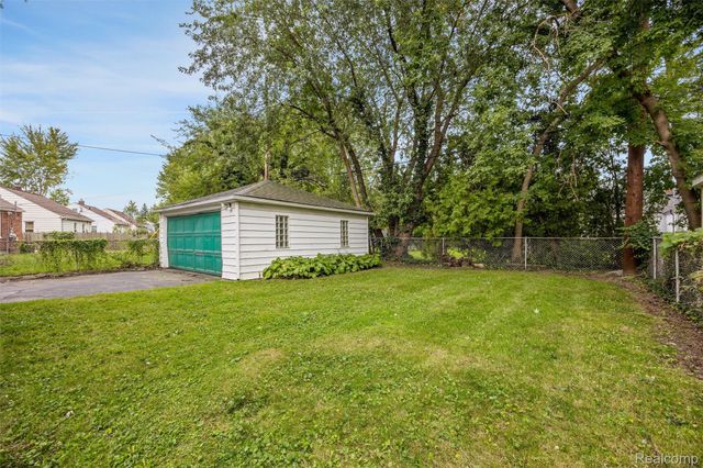 15584 Semrau Avenue, Eastpointe, MI 48021