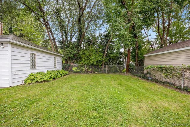 15584 Semrau Avenue, Eastpointe, MI 48021