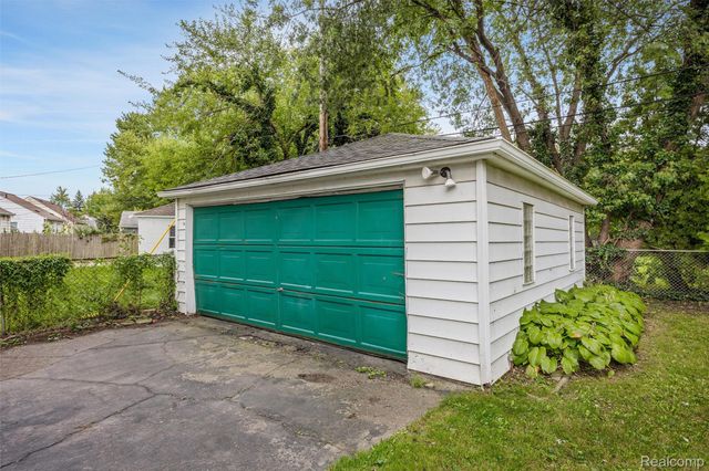 15584 Semrau Avenue, Eastpointe, MI 48021