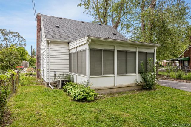 15584 Semrau Avenue, Eastpointe, MI 48021