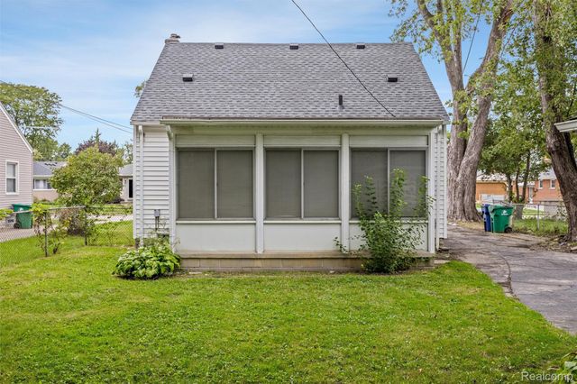 15584 Semrau Avenue, Eastpointe, MI 48021