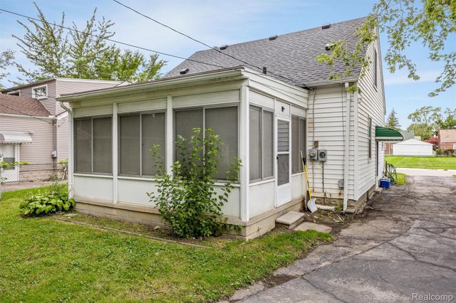 15584 Semrau Avenue, Eastpointe, MI 48021