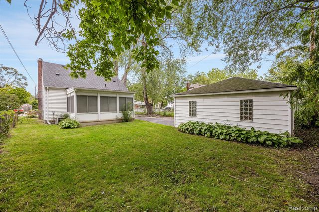15584 Semrau Avenue, Eastpointe, MI 48021