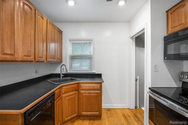 15584 Semrau Avenue, Eastpointe, MI 48021