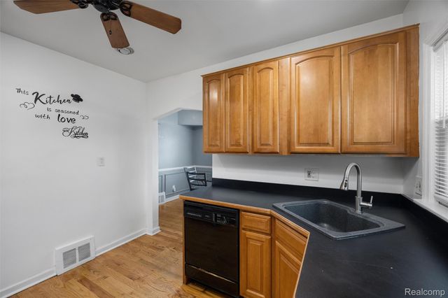 15584 Semrau Avenue, Eastpointe, MI 48021