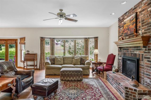 12543 Sunset Drive, St Louis, MO 63128
