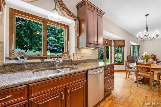 12543 Sunset Drive, St Louis, MO 63128