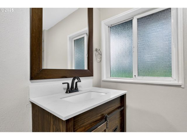 146 WARNER PARROTT Rd, Oregon City, OR 97045