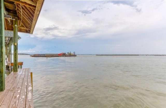 423 Hana Drive, Tiki Island, TX 77554