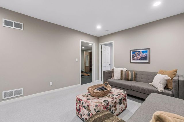 335 Queensland Lane N, Plymouth, MN 55447