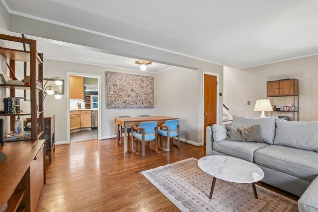 606 S Dryden Place, Arlington Heights, IL 60005