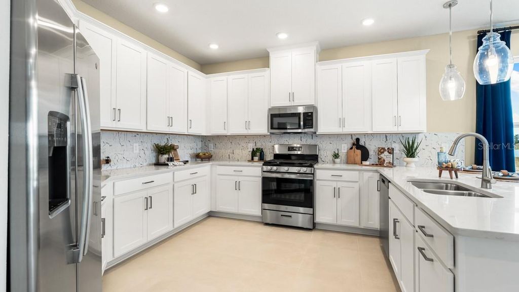 Image 11 of property listing at 755 STEEL DRIVE, Apollo Beach, FL 33572