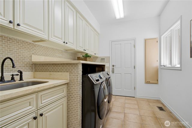 15885 SE 62nd St, Bellevue, WA 98006