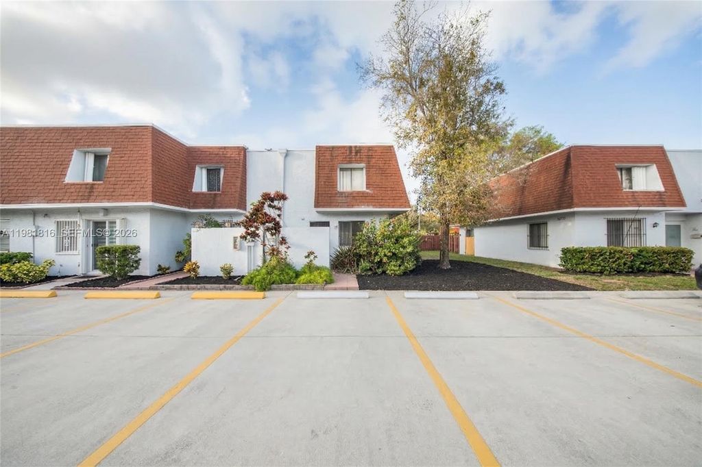 10710 NW 7th St 11B, Miami, FL 33172