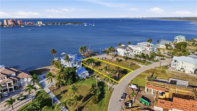 948 San Carlos DR, Fort Myers Beach, FL 33931