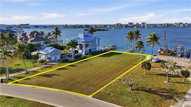 948 San Carlos DR, Fort Myers Beach, FL 33931