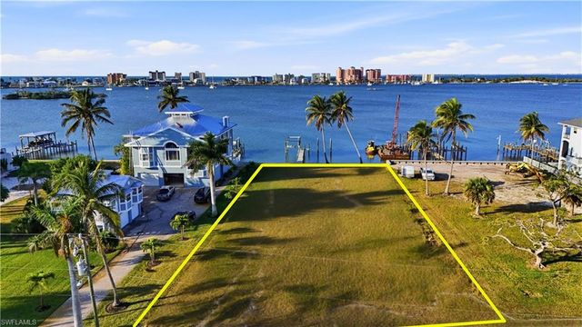 948 San Carlos DR, Fort Myers Beach, FL 33931