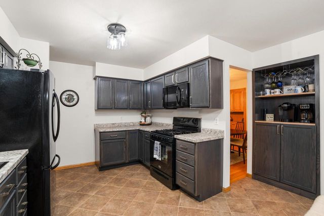 S83W27570 Beaver TRAIL, Mukwonago, WI 53149