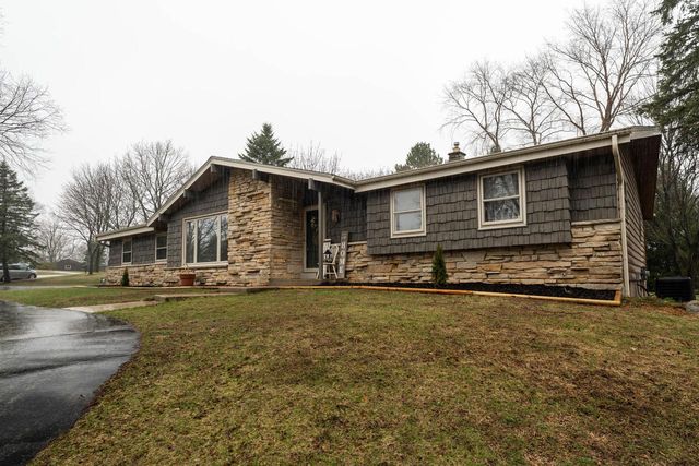 S83W27570 Beaver TRAIL, Mukwonago, WI 53149