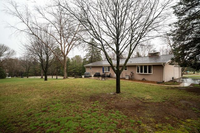 S83W27570 Beaver TRAIL, Mukwonago, WI 53149