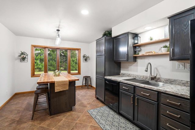 S83W27570 Beaver TRAIL, Mukwonago, WI 53149