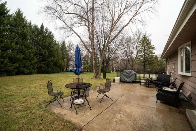 S83W27570 Beaver TRAIL, Mukwonago, WI 53149