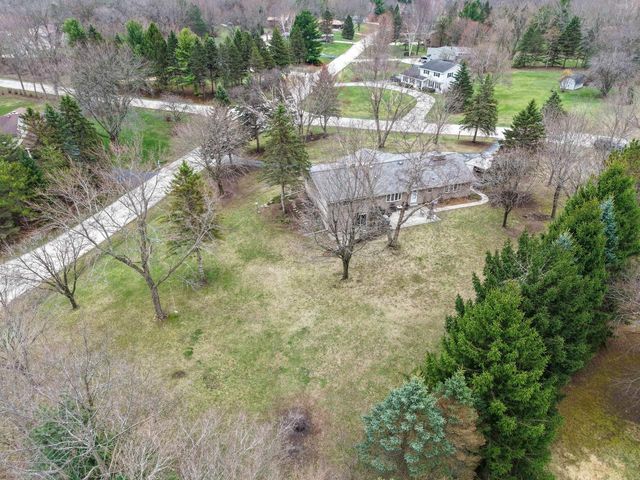 S83W27570 Beaver TRAIL, Mukwonago, WI 53149