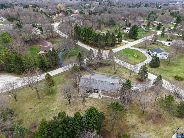 S83W27570 Beaver TRAIL, Mukwonago, WI 53149